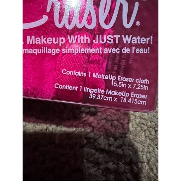 The Original MakeUp Eraser Effortlessly Remove All Makeup - Picture 4 of 9